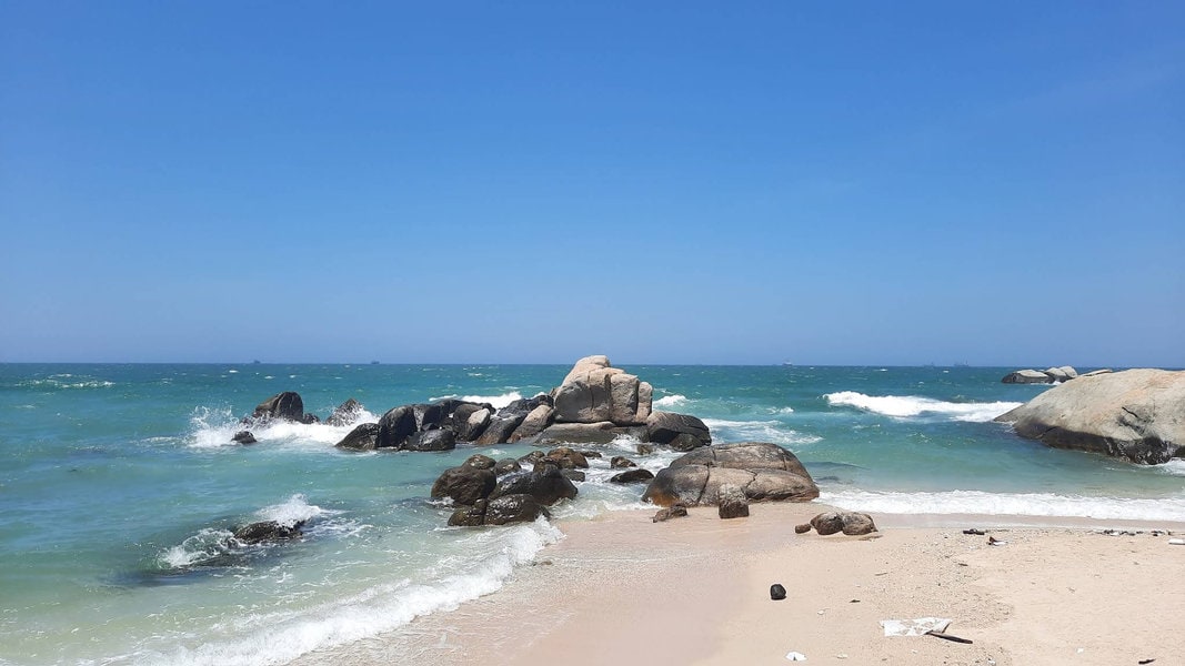 Biển Cà Ná có làn nước trong xanh, thơ mộng